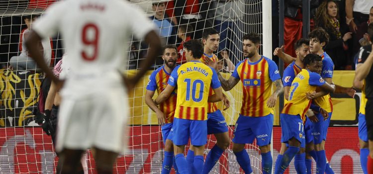 -Los jugadores del Valencia celebran el gol del centrocampista del Valencia Largie Ramazani contra el Sevilla, durante el partido de la jornada 29 de LaLiga EA Sports entre Sevilla y Valencia, este sábado en el estadio Sánchez- Pizjuán en Sevilla.-EFE/ Julio Muñoz