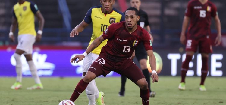 Fotografía de archivo en la que se observa a José Martínez (d), de Venezuela. EFE/ Miguel Gutiérrez