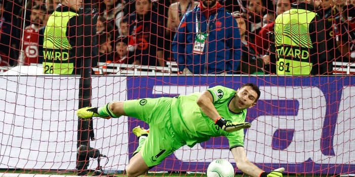 alt El 'Dibu' Martínez se queda en el Aston Villa