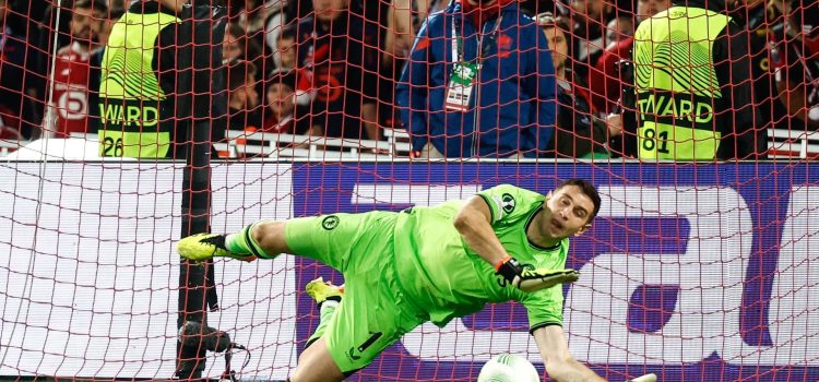 alt El 'Dibu' Martínez se queda en el Aston Villa