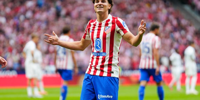 El delantero del Atlético de Madrid Julián Álvarez celebra su gol, cuarto del equipo, durante el partido de LaLiga EA Sports entre el Real Madrid y el Atlético de Madrid, que se disputó en el estadio Riyadh Air Metropolitano este sábado. EFE/Borja Sánchez-Trillo