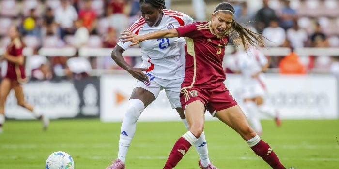 Mary Valencia (i), de Chile, disputa el balón ante Yenifer Jiménez, de Venezuel, en un partido de la Liga de Naciones Femenina entre Venezuela y Chile en el Estadio Metropolitano de Lara, Cabudare (Venezuela). EFE/Edison Suárez