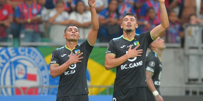 Arnaldo Castillo Benega (d), de O'Higgins, celebra un gol con su compañero Luis Pavez Muñoz en un partido por la segunda ronda de la Copa Libertadores entre Bahía y O'Higgins en el estadio Arena Fonte Nova en Salvador Bahía (Brasil). EFE/Walmir Cirne