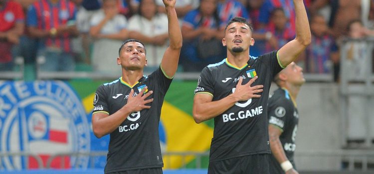 Arnaldo Castillo Benega (d), de O'Higgins, celebra un gol con su compañero Luis Pavez Muñoz en un partido por la segunda ronda de la Copa Libertadores entre Bahía y O'Higgins en el estadio Arena Fonte Nova en Salvador Bahía (Brasil). EFE/Walmir Cirne