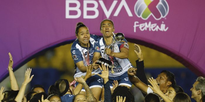 Imagen de archivo de Verónica Corral (i) y Mónica Ocampo de Pachuca festejando con el trofeo de campeonas. EFE/ Sáshenka Gutiérrez