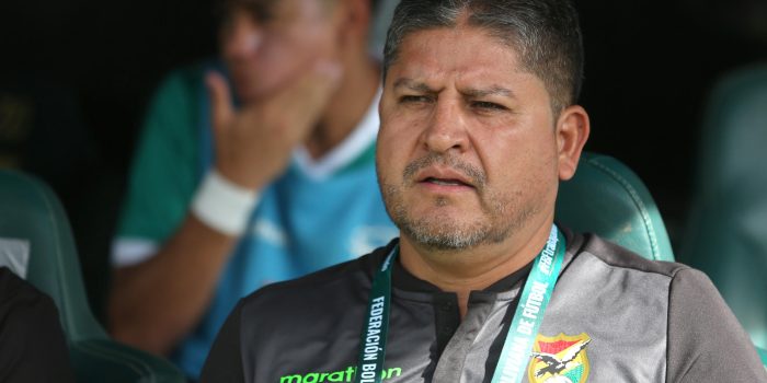 El entrenador de Bolivia, Óscar Villegas, reacciona en un partido amistoso entre Bolivia y Trinidad y Tobago en el estadio Ramón Aguilera en Santa Cruz (Bolivia). Imagen de archivo. EFE/ Luis Gandarillas