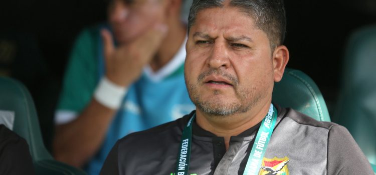 El entrenador de Bolivia, Óscar Villegas, reacciona en un partido amistoso entre Bolivia y Trinidad y Tobago en el estadio Ramón Aguilera en Santa Cruz (Bolivia). Imagen de archivo. EFE/ Luis Gandarillas