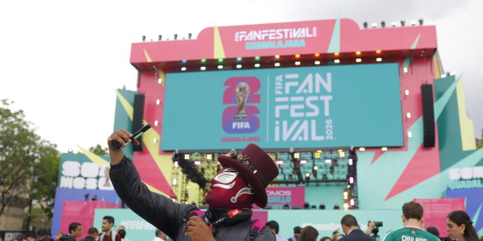 Una persona se toma una fotografía este martes, en el FanFest de Guadalajara (México). EFE/ Francisco Guasco