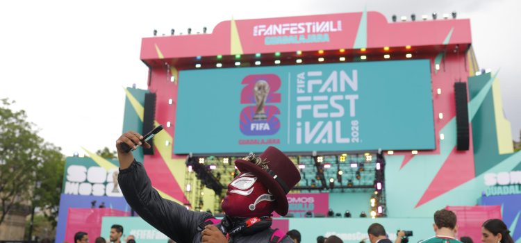 Una persona se toma una fotografía este martes, en el FanFest de Guadalajara (México). EFE/ Francisco Guasco