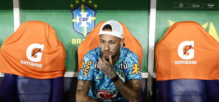 Fotografía de archivo que muestra al jugador de la selección de brasil, Neymar Jr, reaccionando durante un partido amistoso entre Brasil y Panamá en el estadio Maracaná, en Río de Janeiro (Brasil). EFE/ André Coelho