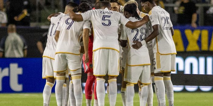 Jugadores de LA Galaxy, reunidos antes del partido de cuartos de final de la Leagues Cup contra Pachuca, en el Dignity Health Sports Park en Carson (Estados Unidos). EFE/ Armando Arorizo