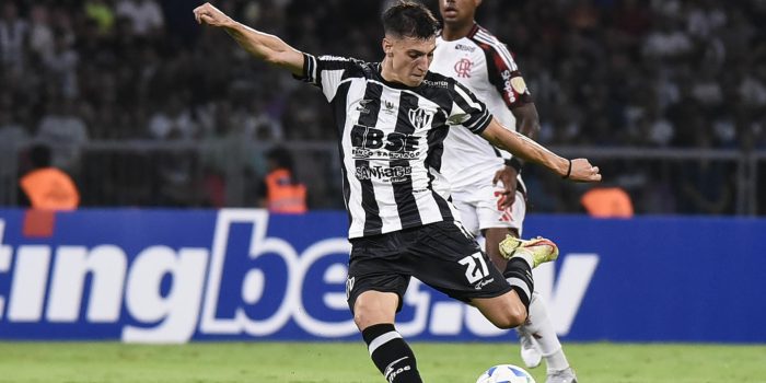 Nicolás Quagliata de Central patea un balón en un partido de la fase de grupos de la Copa Libertadores. EFE/STR