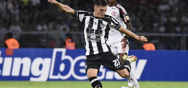 Nicolás Quagliata de Central patea un balón en un partido de la fase de grupos de la Copa Libertadores. EFE/STR