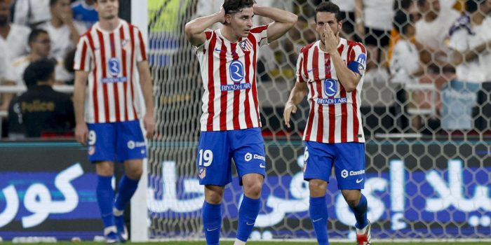 El delantero del Atlético Julián Álvarez (c), junto a Koke (D) y Alexander Sorloth, durante la semifinal de la Supercopa ante el Real Madrid, el pasado jueves. EFE/Kai Forsterling