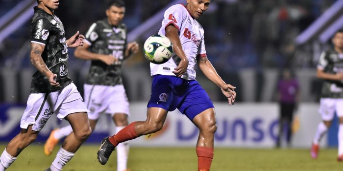 Fotografía de archivo en la que se registró uno de los encuentros del clásico del fútbol en Honduras entre el Olimpia y el Marathón, en el estadio Olímpico Metropolitano, en San Pedro Sula (Honduras). EFE/José Valle