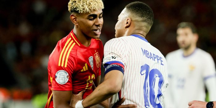 Lamine Yamal y Kylian Mbappél durante la segunda semifinal de la UEFA Nations League en Stuttgart, Alemania. EFE/EPA/ANNA SZILAGYI