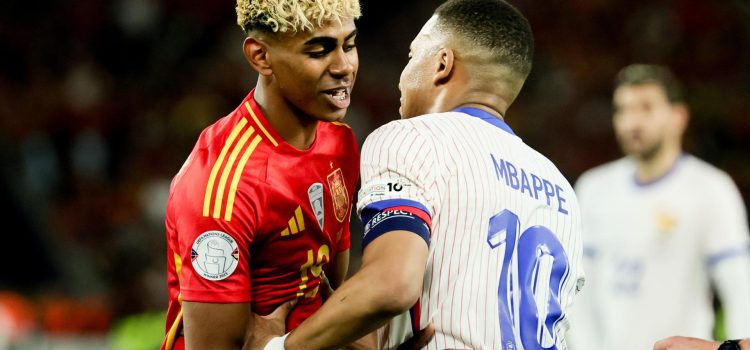 Lamine Yamal y Kylian Mbappél durante la segunda semifinal de la UEFA Nations League en Stuttgart, Alemania. EFE/EPA/ANNA SZILAGYI
