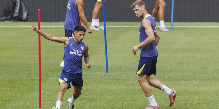 Almada y Sorloth, en una foto de archivo durante un entrenamiento del Atlético de Madrid. EFE/Sergio Pérez