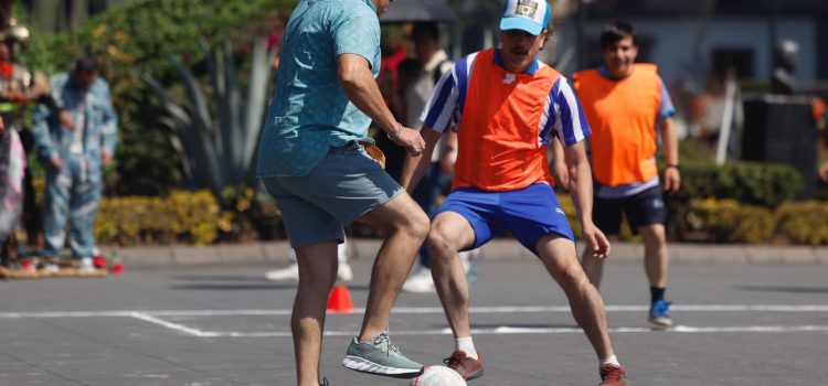Personas juegan fútbol en una jornada de 'retas' este sábado, en el Zócalo de Ciudad de México (México). EFE/ Sáshenka Gutiérrez