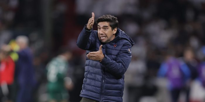 El entrenador de Palmeiras, Abel Ferreira, da indicacionesen el juego de ida de la semifinal de la Copa Libertadores ante Liga, en Quito. EFE/José Jácome