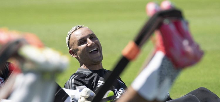 El guardameta de la selección de fútbol de Costa Rica Keylor Navas participa en un entrenamiento en San José (Costa Rica). EFE/Jeffrey Arguedas