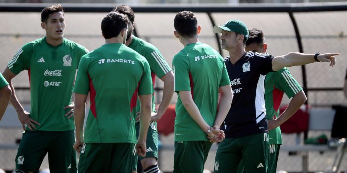 El entrenador de la Selección Nacional de México, Diego Cocca (d), dirige un entrenamiento, previo a los juegos de la fase de grupos de la Liga de Naciones de la Concacaf en el Centro de Alto Rendimiento de la Federación Mexicana de Fútbol, en Ciudad de México (México). EFE/José Méndez