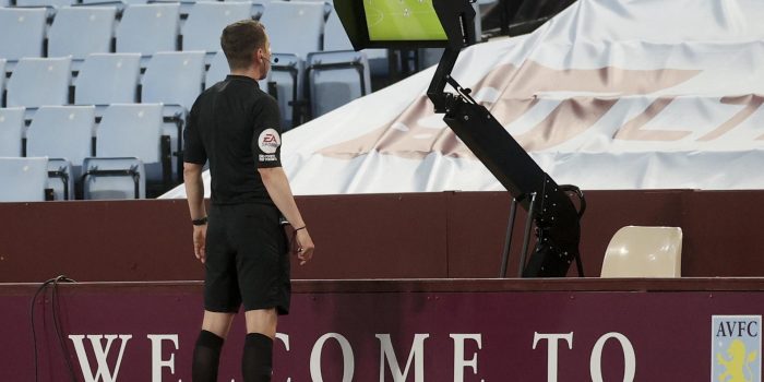 alt La Premier League se inclina a mantener el VAR