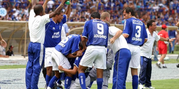 Cruzeiro se impuso 2-1 a Santos en partido de la cuarta fecha del torneo brasileño de fútbol. En la imagen un registro de archivo de otra de las celebraciones del Cruzeiro. EFE/Leo Drumond