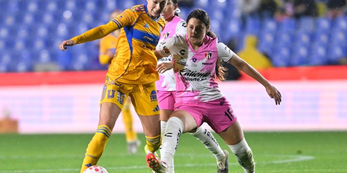 Jennifer Hermoso (i), de Tigres, disputa un balón con Akane Lara, de Atlas, en un partido de la Liga MX femenil entre Tigres y Atlas en el Estadio Universitario en Monterrey (México). EFE/Miguel Sierra