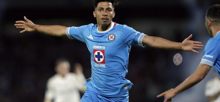 Angel Sepúlveda celebra este jueves el gol de penalti con el que Cruz Azul selló su clasificación a la final de la Copa de Campeones de la Concacaf en el estadio Olímpico Universitario de Ciudad de México. EFE/ Isaac Esquivel