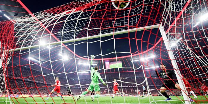 El portero alemán Manuel Neuer no puede evitar el 0-1 durante el partido de vuelta de semfinales de la UEFA Champions League entre Bayern Munich y Paris Saint-German, eni Múnich, Alemania. EFE/EPA/RONALD WITTEK