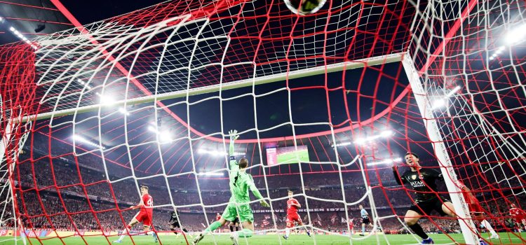 El portero alemán Manuel Neuer no puede evitar el 0-1 durante el partido de vuelta de semfinales de la UEFA Champions League entre Bayern Munich y Paris Saint-German, eni Múnich, Alemania. EFE/EPA/RONALD WITTEK