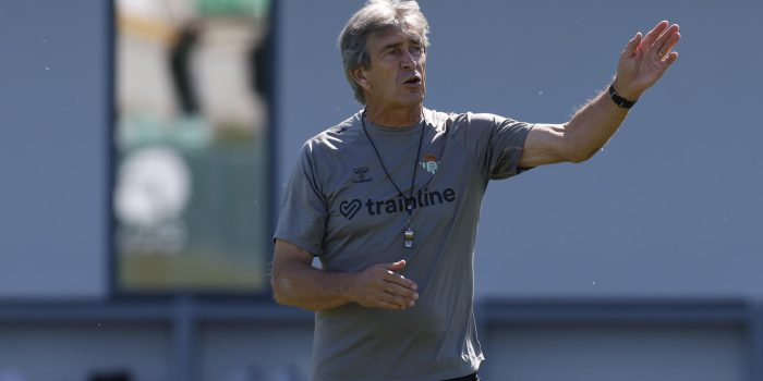 Foto de archivo del entrenador del Real Betis, Manuel Pellegrini, durante un entrenamiento de la plantilla verdiblanca. EFE/Julio Muñoz