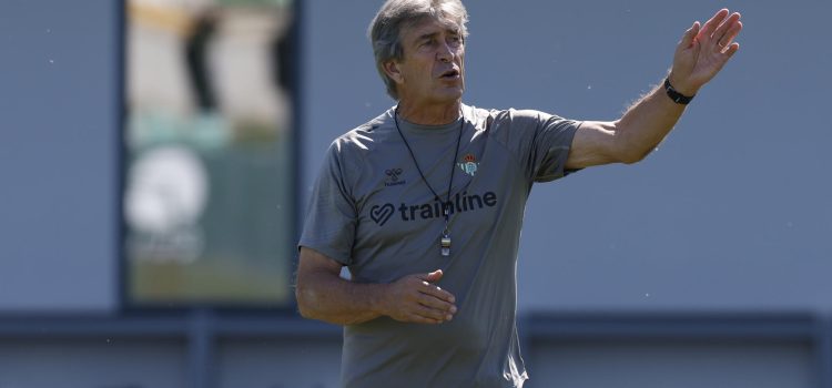 Foto de archivo del entrenador del Real Betis, Manuel Pellegrini, durante un entrenamiento de la plantilla verdiblanca. EFE/Julio Muñoz