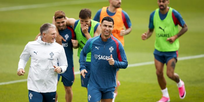 Cristiano Ronaldo entrena junto a sus compañeros en la Ciudad del Fútbol, en Oeiras, este martes. EFE/EPA/FILIPE AMORIM