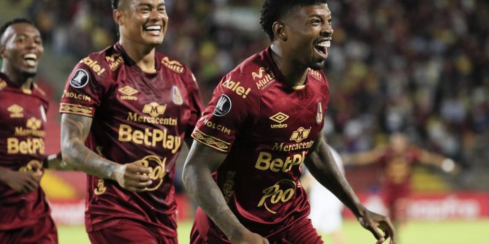 Jherson Mosquera, de Tolima, celebra un gol ante Nacional en partido de Copa Libertadores en el estadio Manuel Murillo Toro de Ibagué (Colombia). EFE/Carlos Ortega
