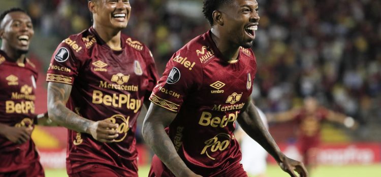 Jherson Mosquera, de Tolima, celebra un gol ante Nacional en partido de Copa Libertadores en el estadio Manuel Murillo Toro de Ibagué (Colombia). EFE/Carlos Ortega