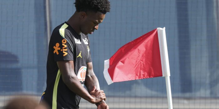 alt PLAN CANARINHO: brasileño Santos protege al brasileño Vinícius y defiende la libertad del 7