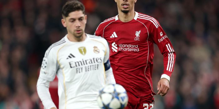 Hugo Ekitike (s) y Federico Valverde durante el partido de la UEFA Champions League que han jugado Liverpool FC y Real Madrid, en Liverpool, Reino Unido. EFE/EPA/ADAM VAUGHAN