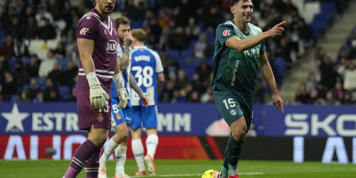 El delantero del Alavés Lucas Boyé celebra tras anotar un tanto durante el encuentro correspondiente a la jornada 22 de Laliga EA Sports que su equipo disputa este viernes ante el Espanyol en el RCDE Stadium. EFE/Alejandro García.