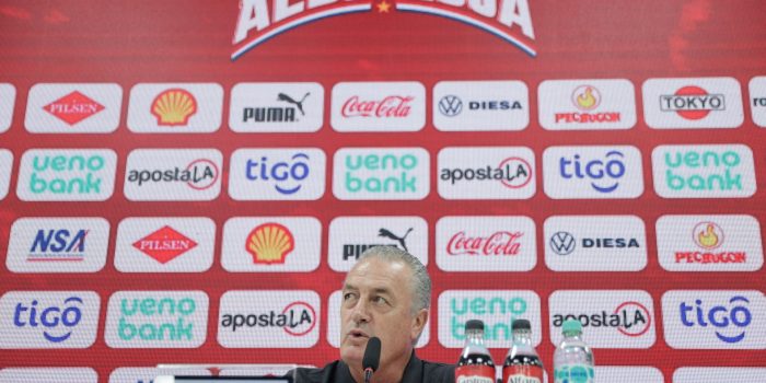El entrenador de la selección paraguaya, Gustavo Alfaro, habla durante una rueda de prensa. EFE/Juan Pablo Pino
