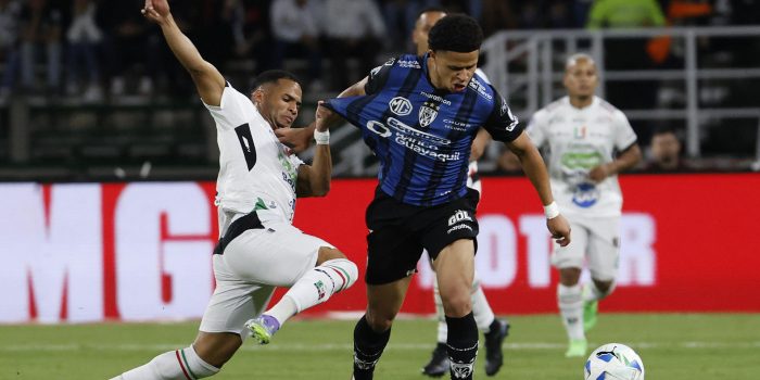 Felipe Gómez (i) de Once Caldas disputa el balón con Patrik Mercado de Independiente del Valle en un partido de cuartos de final de la Copa Sudamericana. EFE/ Mauricio Dueñas Castañeda