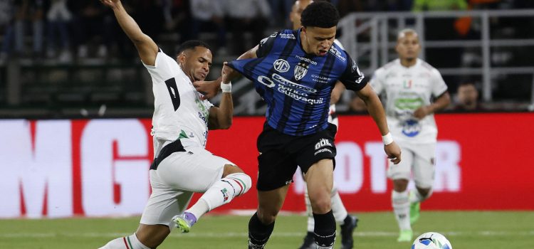 Felipe Gómez (i) de Once Caldas disputa el balón con Patrik Mercado de Independiente del Valle en un partido de cuartos de final de la Copa Sudamericana. EFE/ Mauricio Dueñas Castañeda