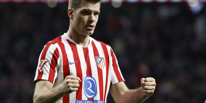 El delantero del Atlético de Madrid Alexander Sørloth celebra tras anotar el cuarto gol del equipo durante el partido de la jornada 25 de LaLiga que Atlético de Madrid y RCD Espanyol disputaron en el Metropolitano. EFE/ Chema Moya