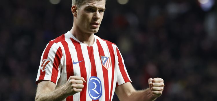 El delantero del Atlético de Madrid Alexander Sørloth celebra tras anotar el cuarto gol del equipo durante el partido de la jornada 25 de LaLiga que Atlético de Madrid y RCD Espanyol disputaron en el Metropolitano. EFE/ Chema Moya