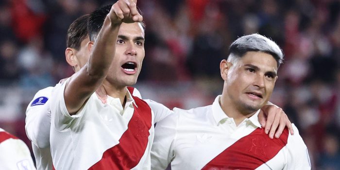 Los futbolistas del River Plate argentino Fausto Vera (i) y Maximiliano Salas en una imagen de archivo en la que celebran un gol en un partido de la fase de grupos de la Copa Sudamericana entre River Plate y Blooming en el estadio Monumental, en Buenos Aires (Argentina). EFE/ Juan Ignacio Roncoroni