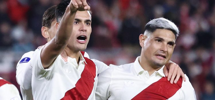 Los futbolistas del River Plate argentino Fausto Vera (i) y Maximiliano Salas en una imagen de archivo en la que celebran un gol en un partido de la fase de grupos de la Copa Sudamericana entre River Plate y Blooming en el estadio Monumental, en Buenos Aires (Argentina). EFE/ Juan Ignacio Roncoroni