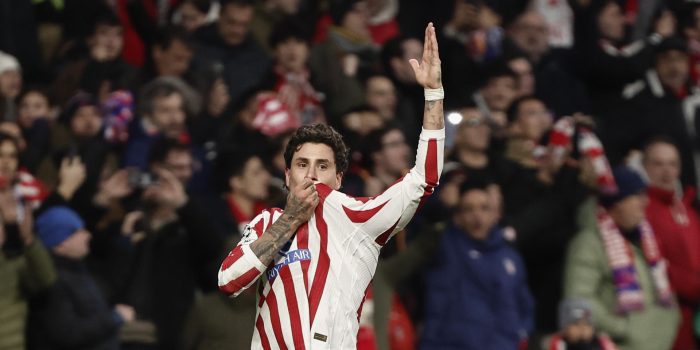 El defensa uruguayo del Atlético de Madrid, José María Giménez, celebra el segundo gol del equipo rojiblanco durante el partido de la Liga de Campeones que Atlético de Madrid e Inter de Milán disputaron en el estadio Metropolitano. EFE/Sergio Pérez.