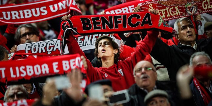 Fotografía de Mario Cruz, en la que puede verse en una imagen de archivo del 7 de noviembre de 2018 a aficionados del Benfica, durante un partido. EFE