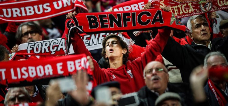 Fotografía de Mario Cruz, en la que puede verse en una imagen de archivo del 7 de noviembre de 2018 a aficionados del Benfica, durante un partido. EFE
